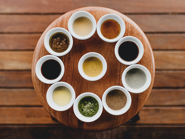 photo recette la choue spéciale sauces sur plateau en bois